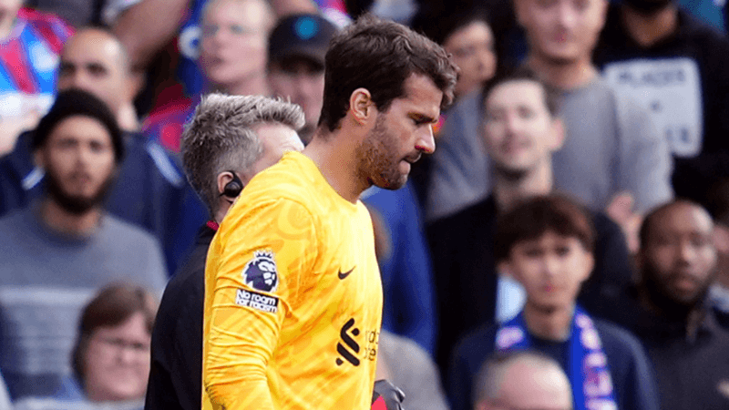 Thủ môn Alisson Becker của Liverpool sẽ phải nghỉ thi đấu trong vài tuần